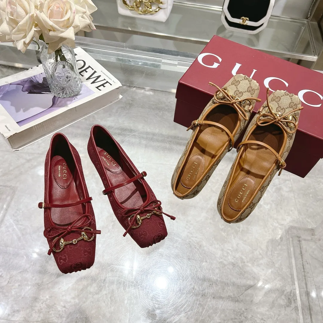 👟👟Ex-factory price 560👟👟 Gucci Horsebit series women's ballet flats. This iconic horsebit ballet flats features a square toe design and elegant bow details, paying tribute to the traditional ballet shoe style. This piece is crafted from Gucci ankh leather and embellished with a light gold-tone horsebit buckle. A 'sacchetto' construction with a soft, padded insole provides a great fit. ✅Size: 35-42 (customized for 40-42) ✅Sole material: Imported Italian genuine leather sole ✅Packaging: Brand new red box packaging